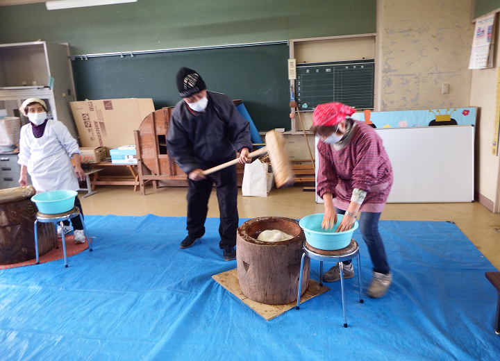 杵と臼でお餅つきを楽しむ