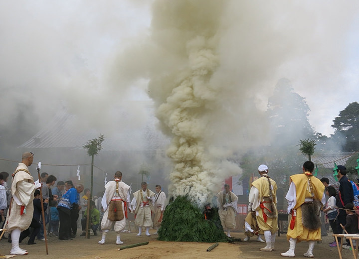 迫力満点の火祭りを間近で体感