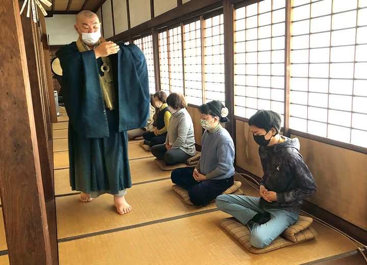 住職と一緒に坐禅を体験
