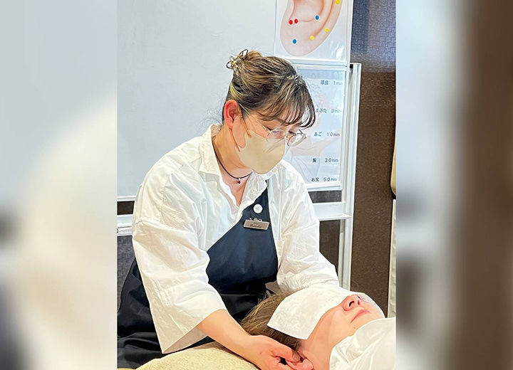 服を着たまま、メイクもそのままでOK 耳から始める健康習慣